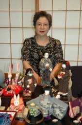 ちりめん人形作りに情熱を注ぐ富沢さん