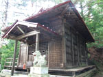 「赤岩神社」1560(永禄3)年5月の創立と伝えられる。文化年間に焼失したが再建された。1908(明治41)年8月、飯綱神社の境内に赤岩地内の神社を合祀して赤岩神社と改称した。