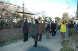 島村地区に残る大型養蚕家屋を見学する鶴岡市職員