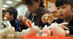 ウサギを繭を使って作るイベント「まゆクラフト」体験