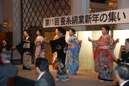 着物の魅力をPRした礼装舞