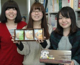 「くわのめぐみ」をPRする綾部ゼミの学生