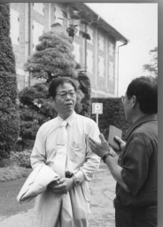 富岡製糸場を視察する清水さん(左)=2003年8月