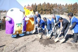 まゆまろクン、ぐんまちゃんも参加した植樹の儀