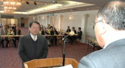 委嘱状を交付される解説員代表の山田さん