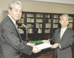近藤長官(右)に提案書を手渡す小寺知事