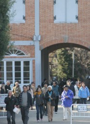 終日多くの来場者でにぎわった旧官営富岡製糸場