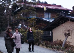 六合村赤岩地区の古い建物群を視察するローマ大のファリーニ教授(左から2人目)