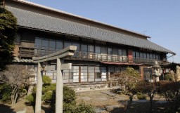 田島弥平家 建築は1862(文久2)年で、間口26メートル、奥行き15メートルの総2階建て。屋根には弥平が「養蚕新論」で唱えた「清涼育」のために通風に配慮した櫓がある。