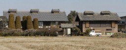 田島弥平家 建築は1862(文久2)年で、間口26メートル、奥行き15メートルの総2階建て。屋根には弥平が「養蚕新論」で唱えた「清涼育」のために通風に配慮した櫓がある。