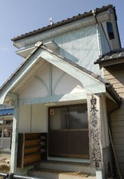 島村教会 一八九七(明治三十)年完成で、当初の礼拝堂は木造平屋建て。トラス小屋組み構造だが、強度を補強するため、一部で直径十三ミリの鉄筋が使われている。