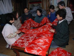 紅板締めの試作品を並べ、技法を検証する「たかさき紅の会」のメンバー