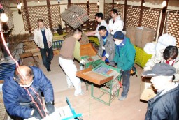養蚕用具の展示準備を進める商店主ら