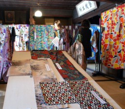大正から平成にかけて作られた着物が並ぶ会場