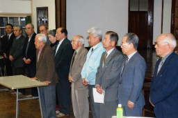 「解説員の会」設立総会であいさつする役員