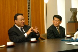 懇談する中嶋カネボウ会長