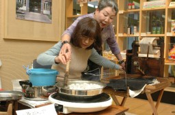 ボランティア解説員の指導を受けられる座繰り体験コーナー