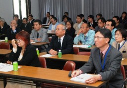 建造物調査などについての講演を熱心に聞く建築士ら