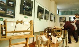 養蚕用具や写真が並ぶ展示会場