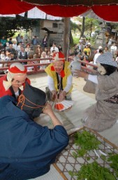 桑摘みから収穫後の酒盛りを再現した「蚕の舞」