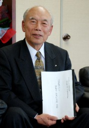 栃窪風穴を造った祖父、奥木仙五郎の資料を冊子にまとめた功男さん