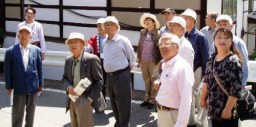 赤岩地区で地元ガイドの説明を聞く解説員ら