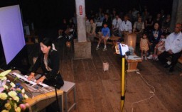 東繭倉庫内で行われた電子オルガン演奏会