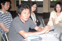 若者たちと語り合う小栗監督