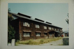 学校の校舎のような島村蚕種=1987年9月撮影