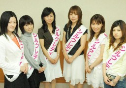シルクレディに選ばれた(左から)湯沢さん、大河原さん、西山さん、荻野さん、今井さん、坂本さん