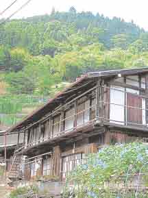 調査が始まった星尾地区の家屋(富岡行政事務所提供)