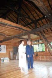 改修した自宅2階に立つ山崎益吉さん(右)と愛子さん