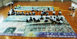 槻の木祭で飾られる巨大モザイク壁画