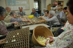 楽しみながら繭の取り入れを行う利用者