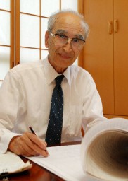 11年間の飼育実績を報告書にまとめる佐藤さん