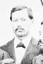 米・フィラデルフィア万博で集合写真に収まる1876年の速水堅曹(県立文書館収蔵)