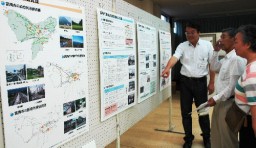 市内の景観資源の説明を受ける来場者