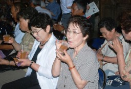 コンニャクドリンクを試飲する出席者