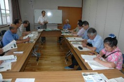 境島村の養蚕農家群について学ぶ人たち