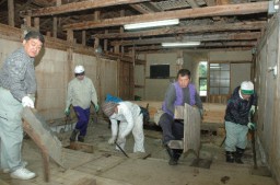 傷みの激しい床や天井を解体する赤岩地区住民