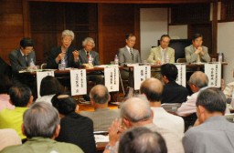 旧富岡製糸場など絹産業遺産群について語り合ったシンポジウム