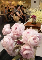さまざまな花に姿を変えた繭が会場を飾っている