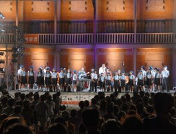 西繭倉庫前で開かれたコンサート。地元ユネスコ少年少女合唱団も共演した
