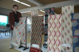 伊勢崎銘仙を使った振り袖用の反物。組合は多彩な柄を生かし、需要の掘り起こしを目指す