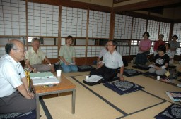 五十嵐事務局長の話に耳を傾ける人たち