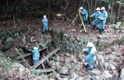 栃窪風穴の測量を行う中之条高の生徒