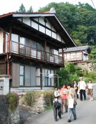 六合村赤岩地区を散策する谷根千のメンバーら