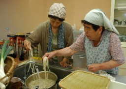 郷土料理「とうじうどん」の準備をする女性たち=六合村保健センター