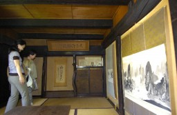 湯本家住宅を見学する人たち