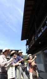 赤岩集落を散策しながら句作に取り組む俳句ラリーの参加者